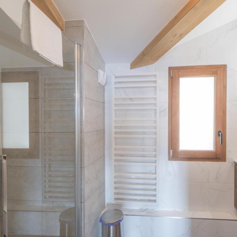 Alpe d'Huez Houses - Chez Emma - Fermes de l'Alpe - du cachet dans le vieil Alpe - Appartement 2 Chambres Deluxe avec Balcon - 8