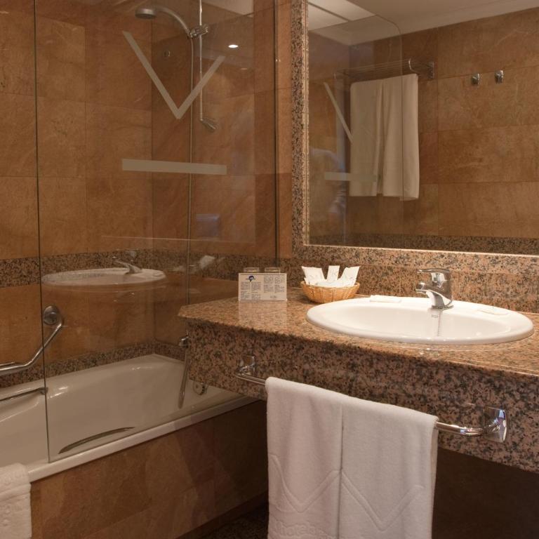 VIK Hotel San Antonio - Habitación Familiar con vistas al jardín (3 adultos + 1 niño) - 1