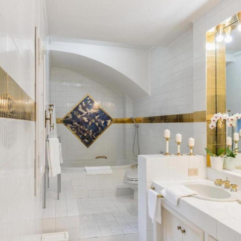 Numa Florence Palazzo Haggis - Large Room with Bathtub - 4