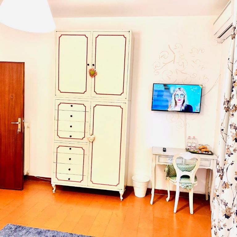 Cisanello Guest House - Comfort Double Room with Private Bathroom and Balcony - 5