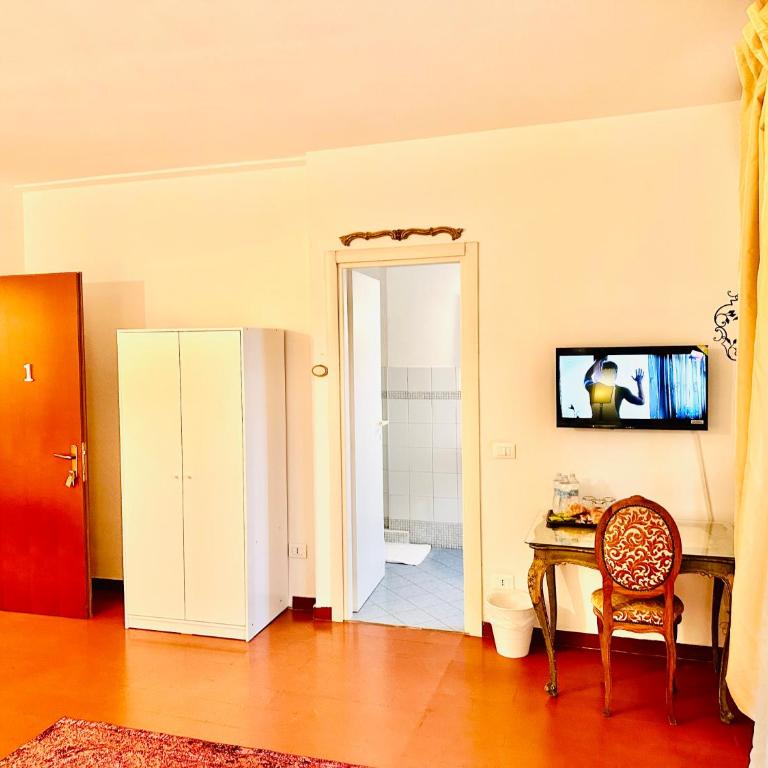 Cisanello Guest House - Triple Room with Private Bathroom And Balcony - 5