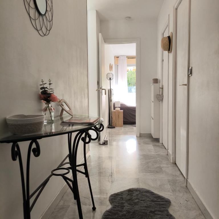 SELI 2 pièces CLIMATISÉ CLASSÉ 52 M2 terrasse 20m2 PLAGES PISCINE ANTIBES avec PARKING PRIVATIF - One-Bedroom Apartment - 32