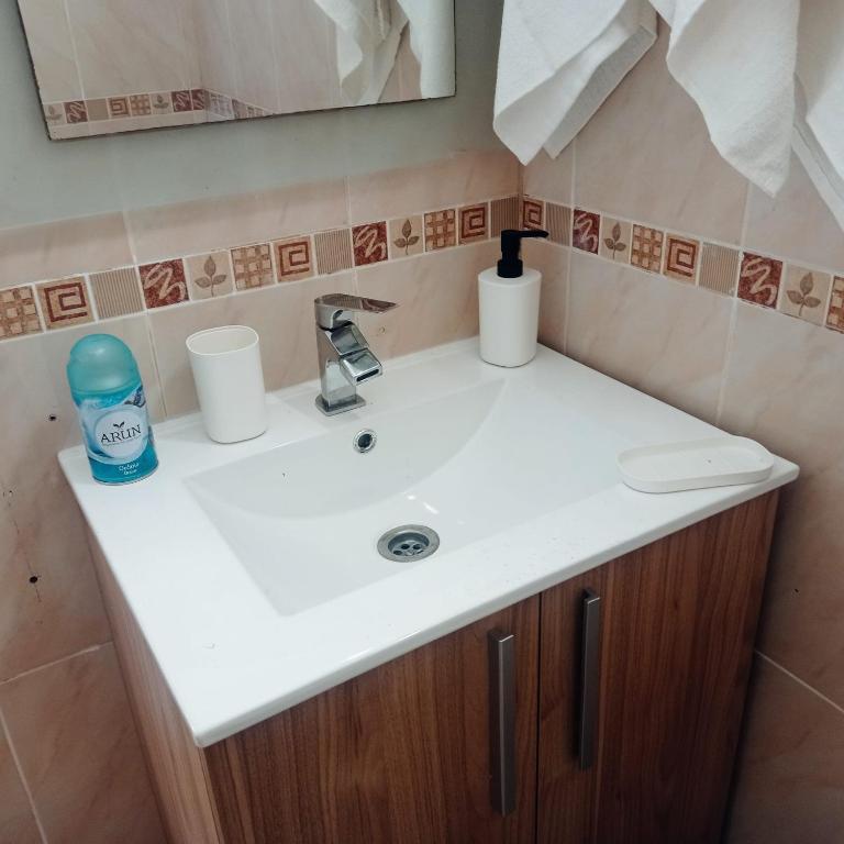 Estudio-Monoambiente para 2 personas en comunidad con piscina - One-Bedroom Apartment - 9