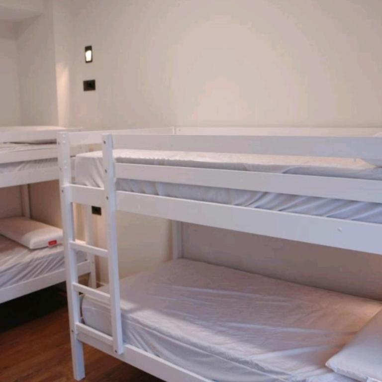 Hostel Trovadores - Habitación Cuádruple con baño privado - 3