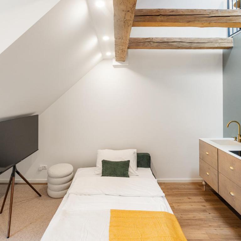 kalm stay - a design Aparthotel - One-Bedroom Loft Apartment with One Queen Bed - 3