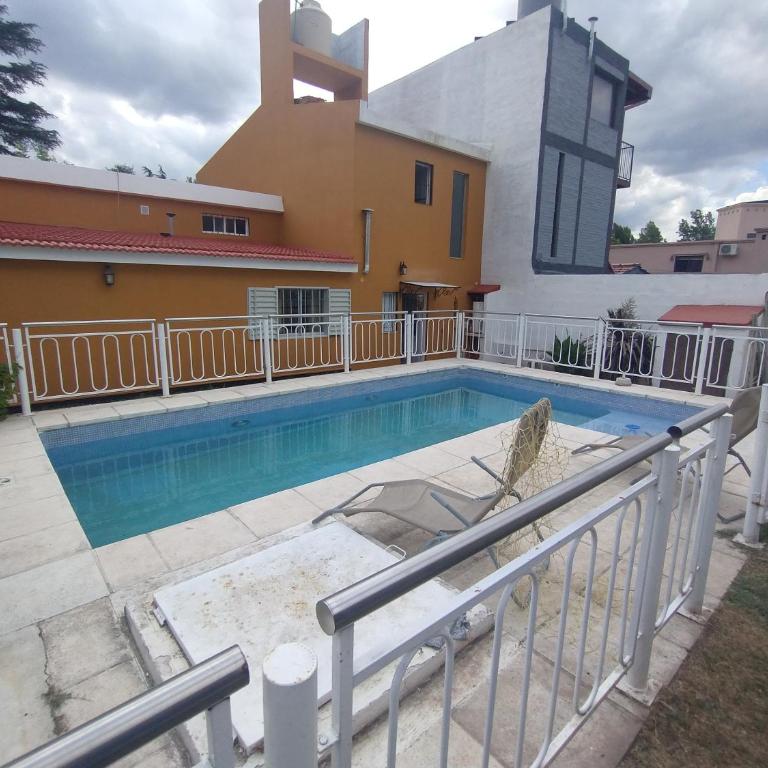 Alquiler de casa en Playas de Oro, Carlos Paz con pileta - Casa Unifamiliar de 3 dormitorios - 4