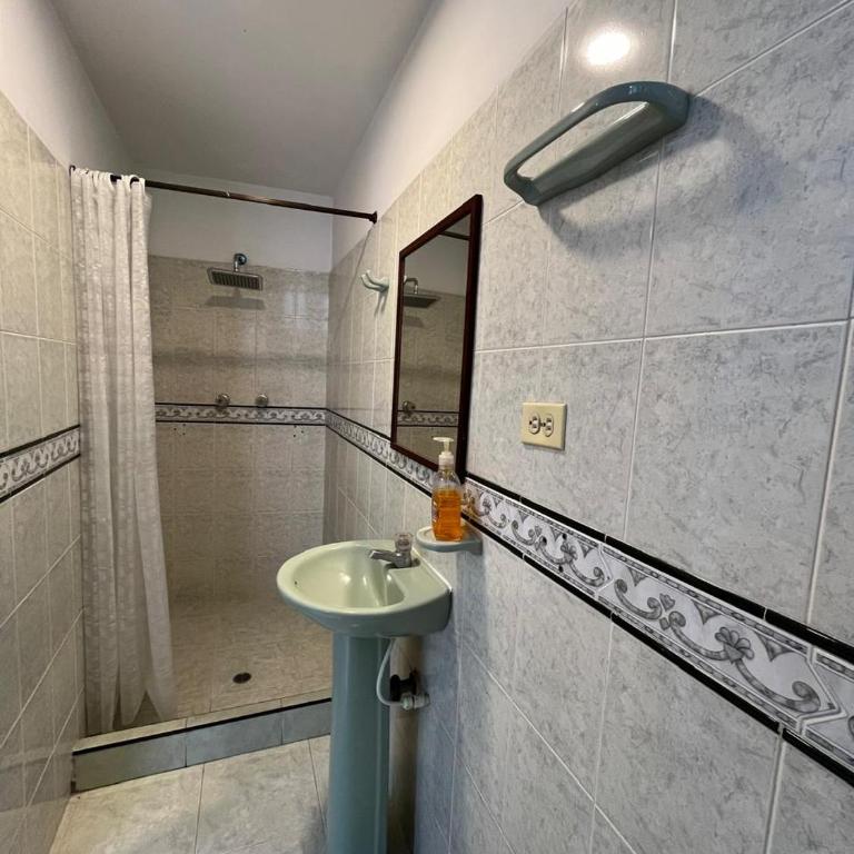 Sandalio Hostal Cali - Habitación Doble con baño privado - 6