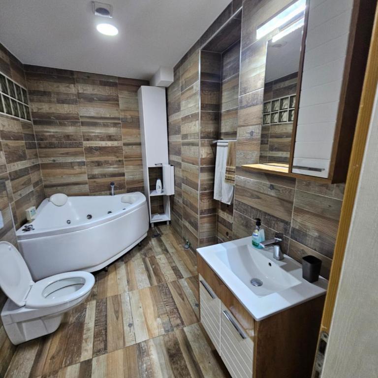 Apartman Viktor 2 Jacuzzi - One-Bedroom Apartment - 2