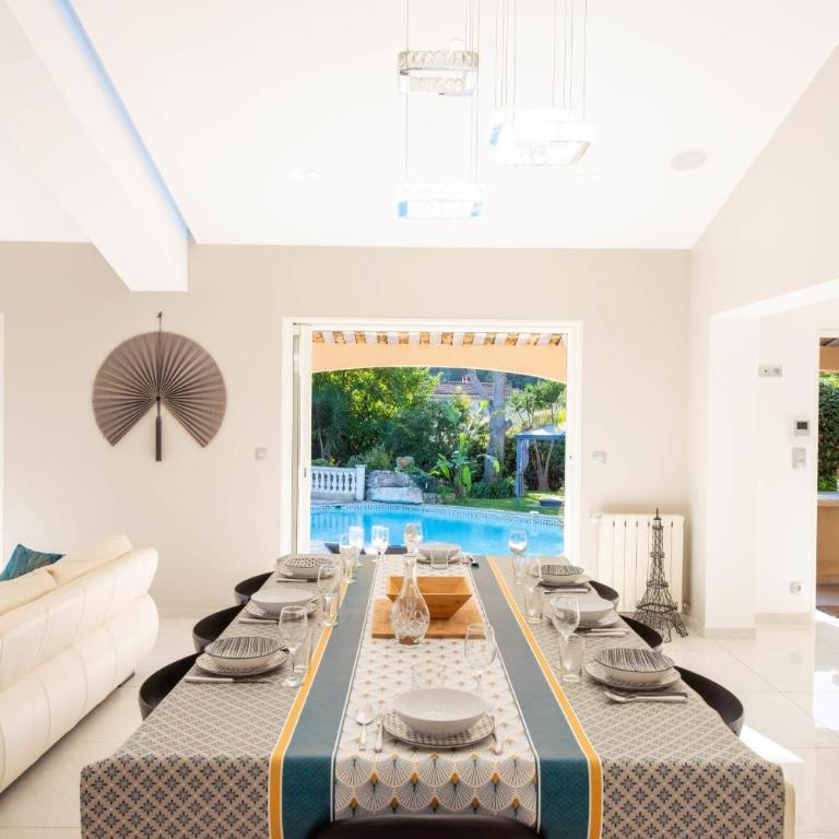 Superbe Villa 330m2 piscine & jacuzzi - Villa - 8