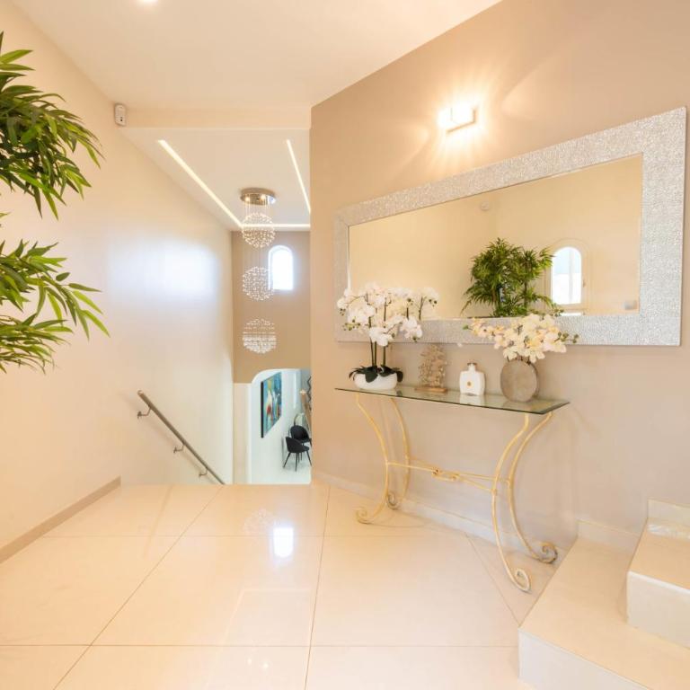 Superbe Villa 330m2 piscine & jacuzzi - Villa - 20
