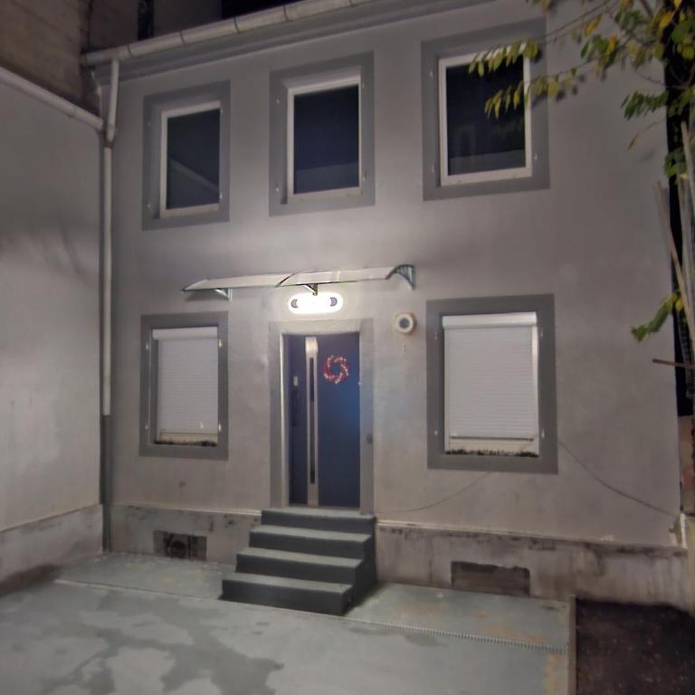 Entire house with arcade machine in a private backyard, 3 bedrooms, 1 bathroom, 1 leaving room with convertible sofa and open kitchen - Haus mit 3 Schlafzimmern - 48