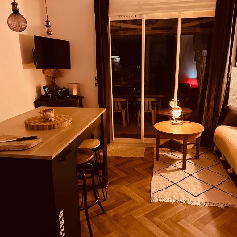 Résidence Le SUNSET Marseillan-plage, entre mer, canal du midi et lagune de Thau, étape vélo, famille, couple, VRP, toutou admis, jardin, parking privé gratuit, vélos, Clim, WIFI fibre gratuite, commodités, plage et piste cyclable à proximité - Apartamento de 2 dormitorios - 2