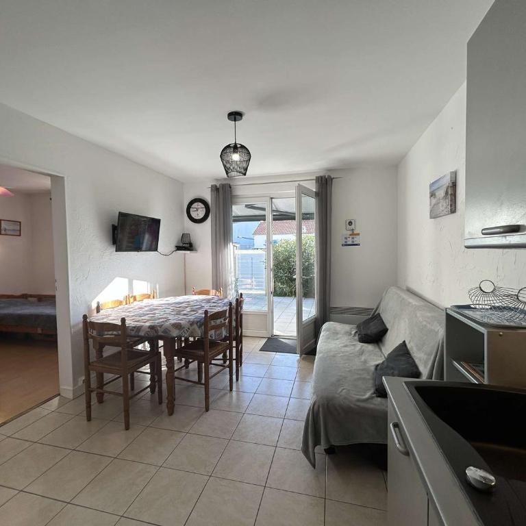 Maison de Vacances avec Terrasse Dallée, 6 Couchages, à Deux Pas de l'Océan à St-Jean-de-Monts - FR-1-224C-94 - Maison de Vacances - 12