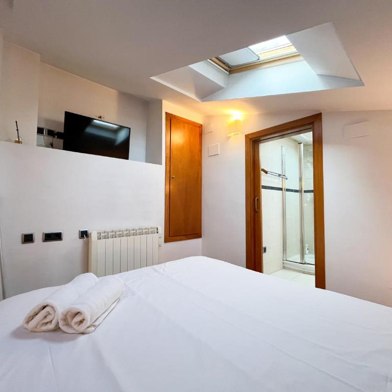 Modern apt in old town w cathedral views - Apartamento de 2 dormitorios - 17