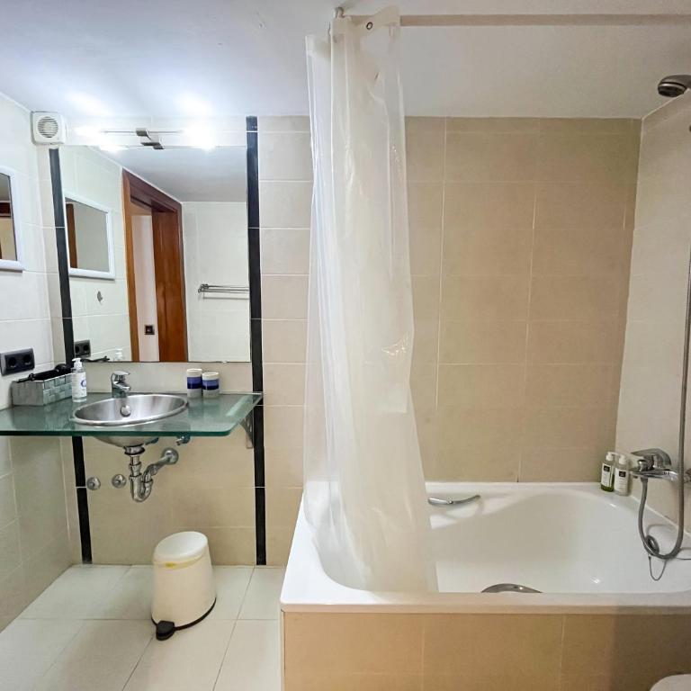 Modern apt in old town w cathedral views - Apartamento de 2 dormitorios - 20