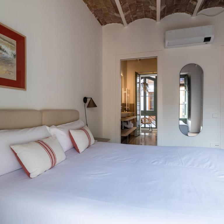 Caterina Laietana - Three-Bedroom Deluxe Apartment - 25