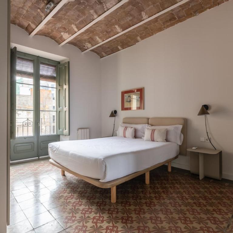 Caterina Laietana - Three-Bedroom Deluxe Apartment - 2