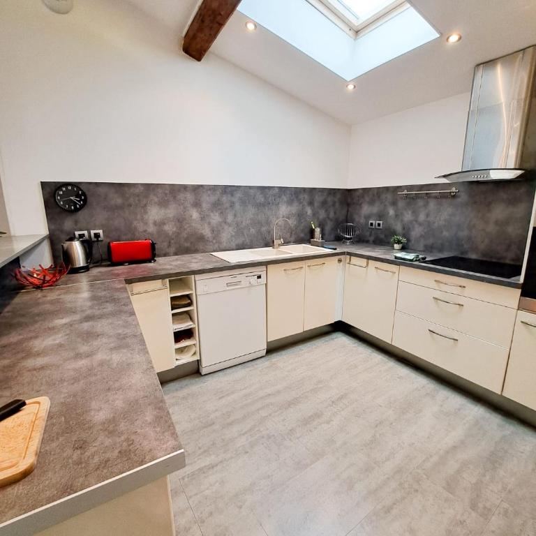 Les Cerisiers - PROCHE DU GOLF, DES THERMES DE SAUJON ET DU CENTRE VILLE - MAISON FAMILIALE - Three-Bedroom Home - 11