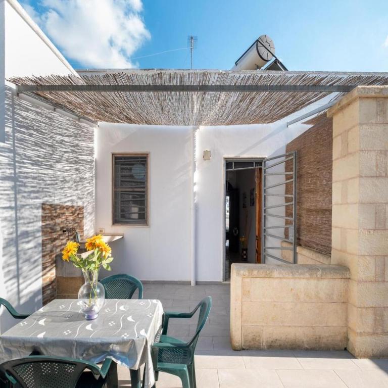 Sunrise Apartment in Villa With Private Parking and Air Conditioning - Vacation Home - 22
