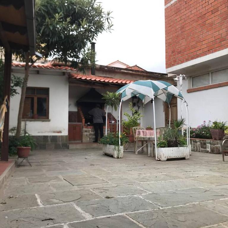 Hermosa Casa Familiar - Four-Bedroom House - 3