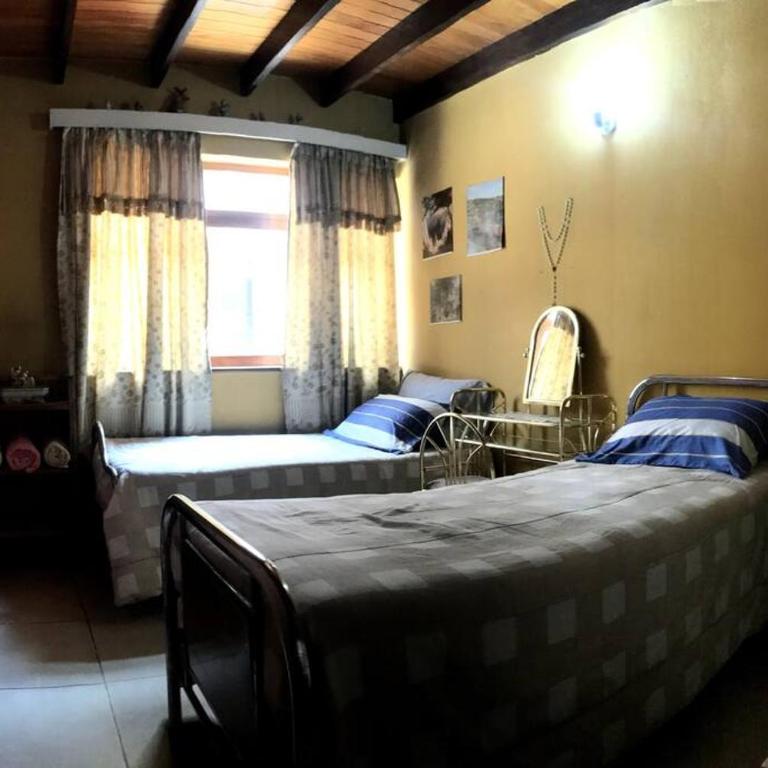 Hermosa Casa Familiar - Four-Bedroom House - 14