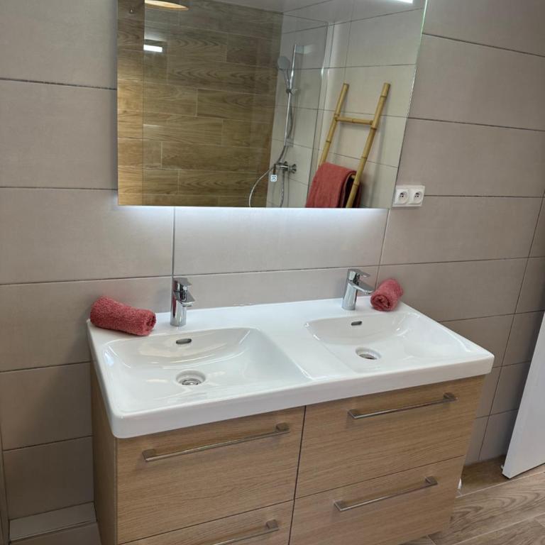 Maison familiale, 13 lits, 3 SDB, parking gratuit, jardin, terrasse - Maison 6 Chambres - 10