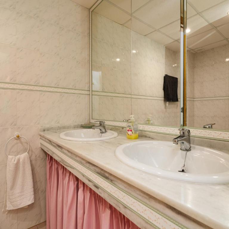 Apartment In Marbella - Three-Bedroom Apartment - 15