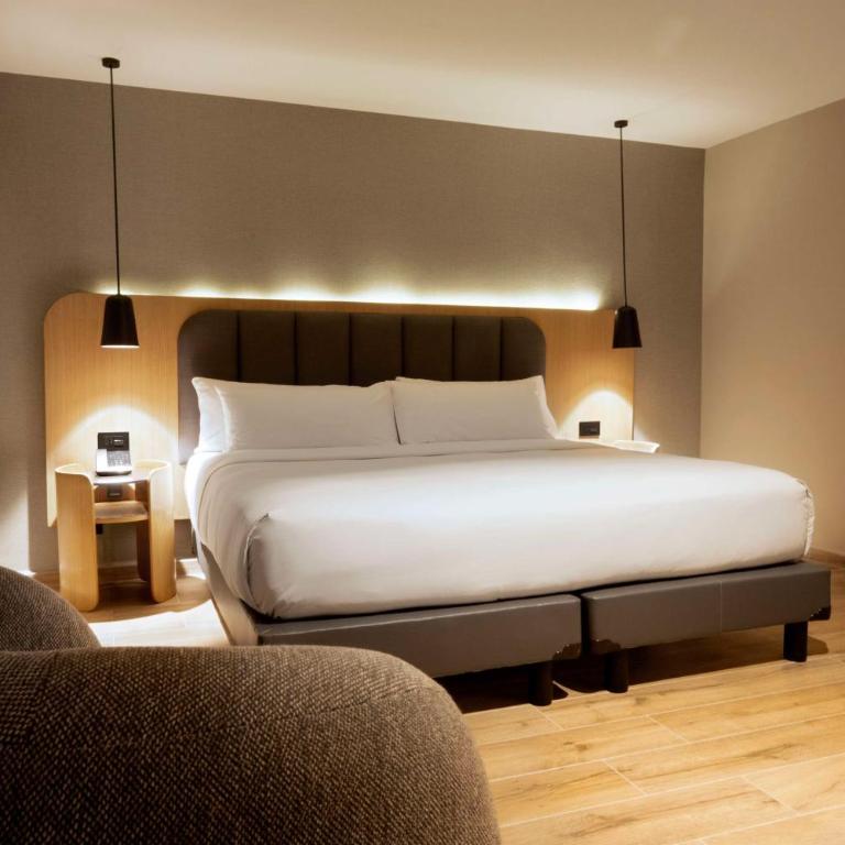 Hilton Mexico City Airport - Junior King Suite with Seating Area - 2