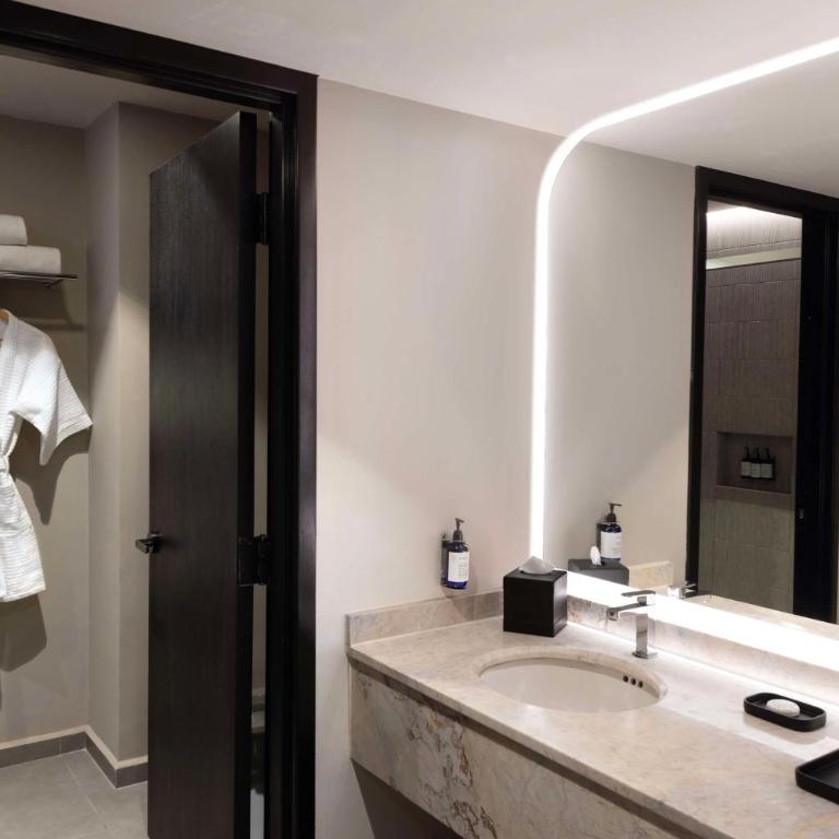 Hilton Mexico City Airport - Deluxe King Room - 1