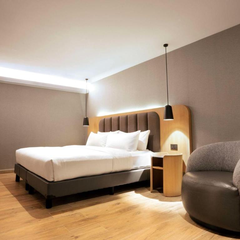 Hilton Mexico City Airport - Junior King Suite with Seating Area - 3