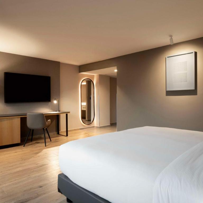 Hilton Mexico City Airport - Deluxe King Room - 2