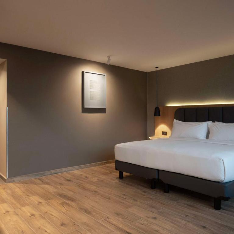 Hilton Mexico City Airport - Deluxe King Room - 3