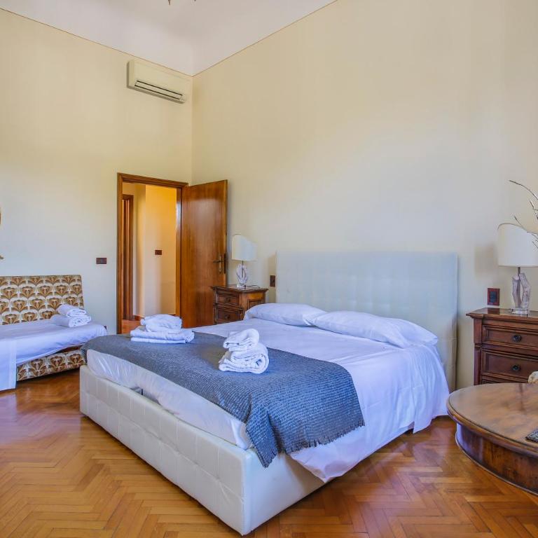 Oltrarno Tasso Apartment in Florence - Three-Bedroom Apartment - High Floor - 24