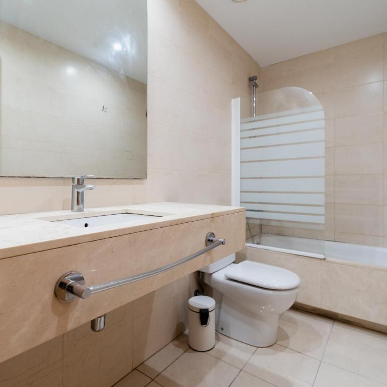 Near Ramblas flat with 3 Room, 2 full Bathrooms-Min 32 days - Three-Bedroom Apartment - 13
