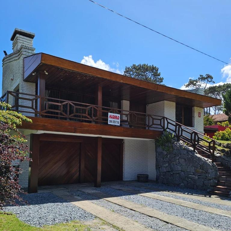 Casa con piscina en Piriápolis - Casa de 5 dormitorios - 2