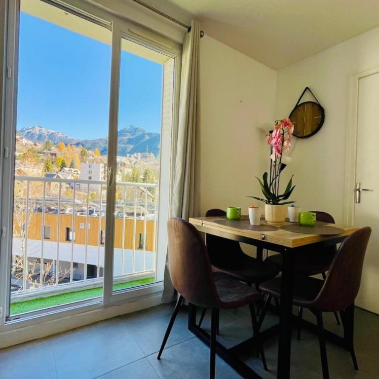 Charming T3 with balcony in the heart of Briançon - Appartement - 3