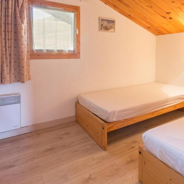 Appartement fonctionnel proche pistes, balcon vue vallée, 6/7 personnes - Three-Bedroom Apartment - 7