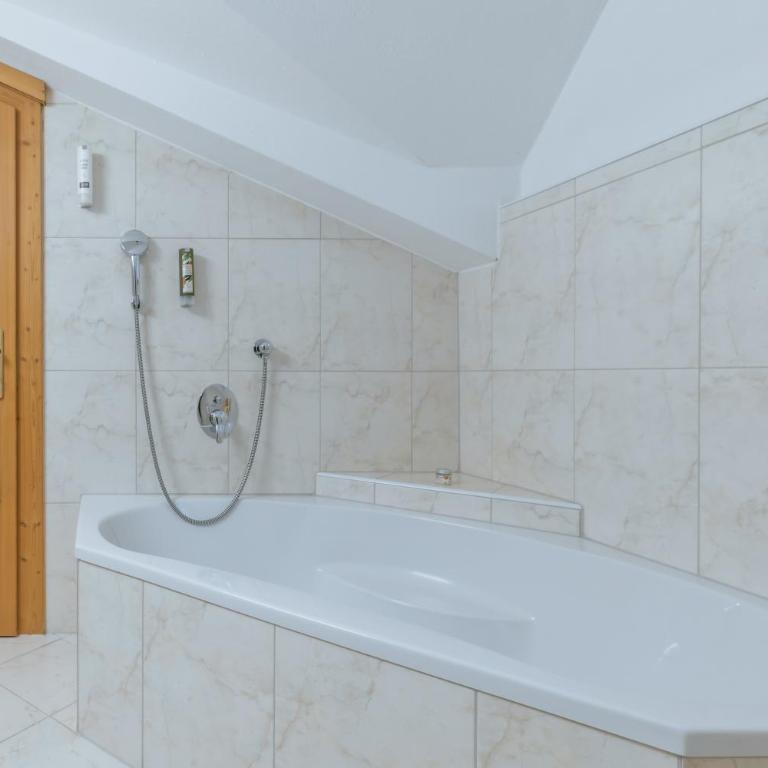 Wohlfühlhotel KERSCHDORFER - B&B - ADULTS ONLY - Turm Suite - 7