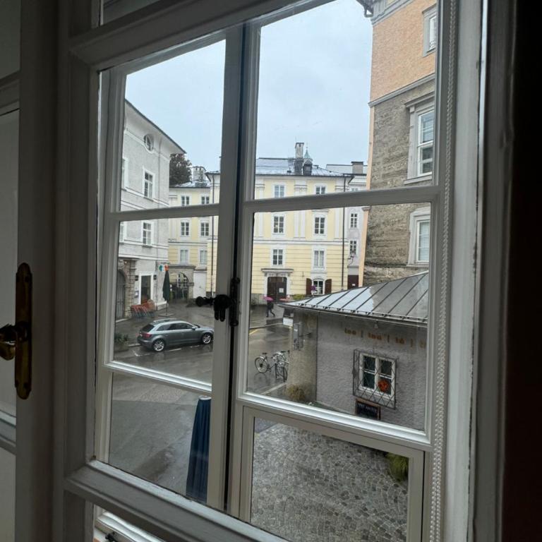 Guesthouse Mozart - Apartment House - Dreibettzimmer mit Badewanne - 10