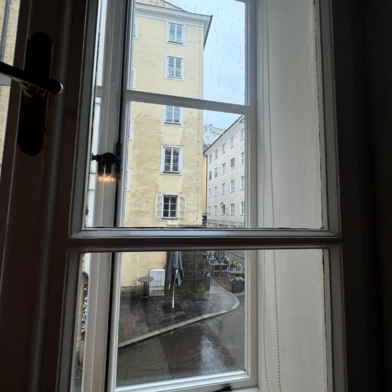 Guesthouse Mozart - Apartment House - Dreibettzimmer mit Badewanne - 9