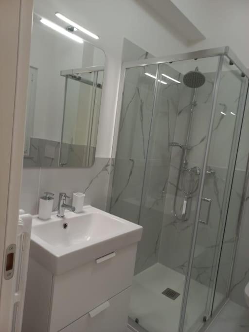 Sea view city centre - One-Bedroom Apartment - 4