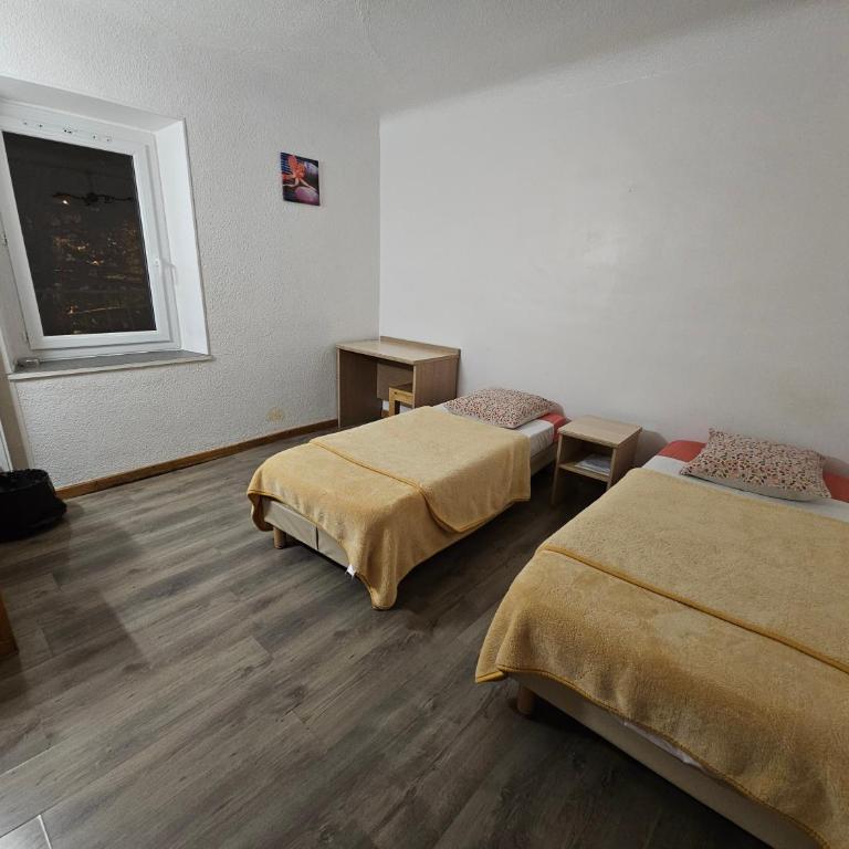Hotel de la Gare - Chambre Lits Jumeaux avec Salle de Bains Commune - 6