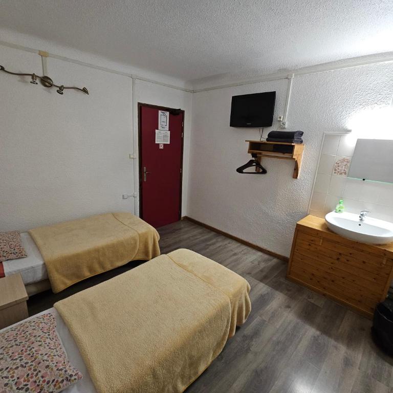 Hotel de la Gare - Chambre Lits Jumeaux avec Salle de Bains Commune - 5
