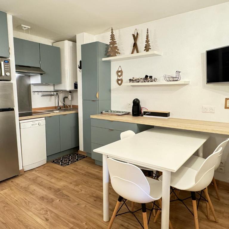 Place de la Mairie. Joli T2 4P - Terrasse et vue. - Appartement 2 Chambres - 10