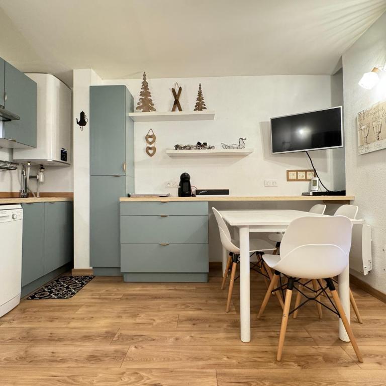 Place de la Mairie. Joli T2 4P - Terrasse et vue. - Appartement 2 Chambres - 2