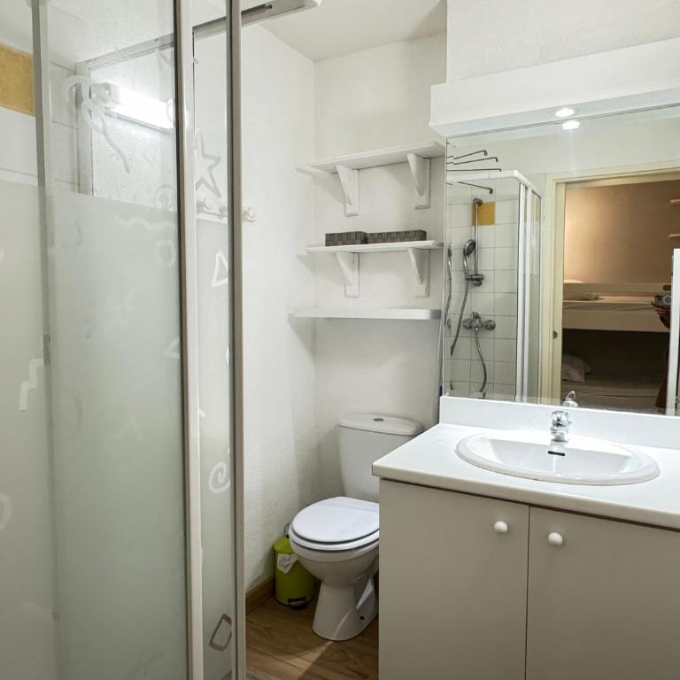 Place de la Mairie. Joli T2 4P - Terrasse et vue. - Appartement 2 Chambres - 13