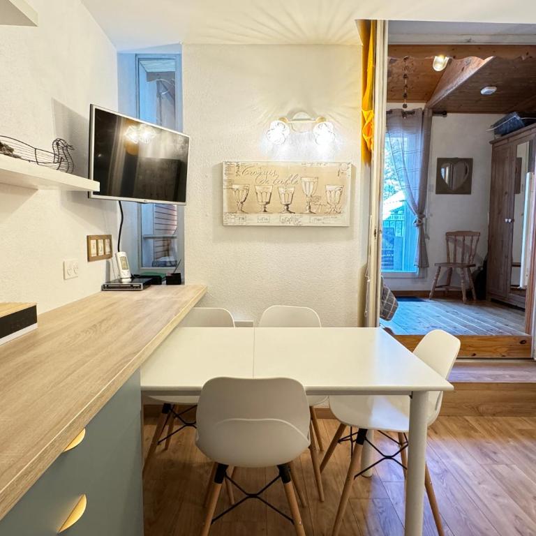 Place de la Mairie. Joli T2 4P - Terrasse et vue. - Appartement 2 Chambres - 15