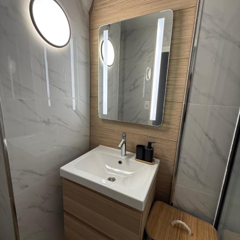 superbe duplex avec parking gratuit - Appartement 2 Chambres - 17