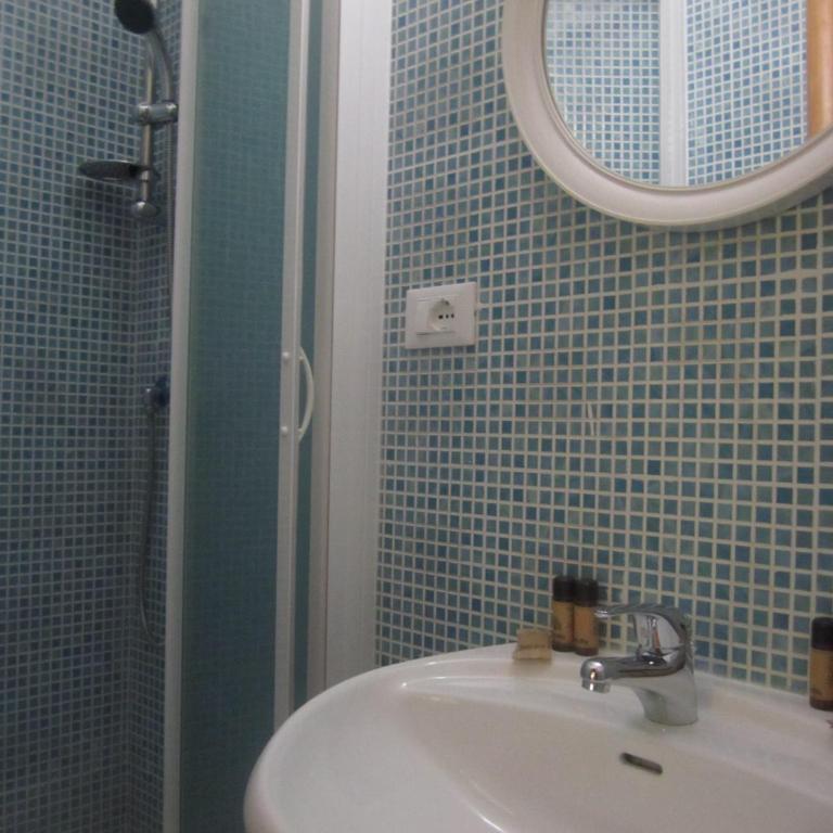 Hotel Genzianella - Camera Standard Matrimoniale/Doppia con Letti Singoli con Bagno Privato - 3