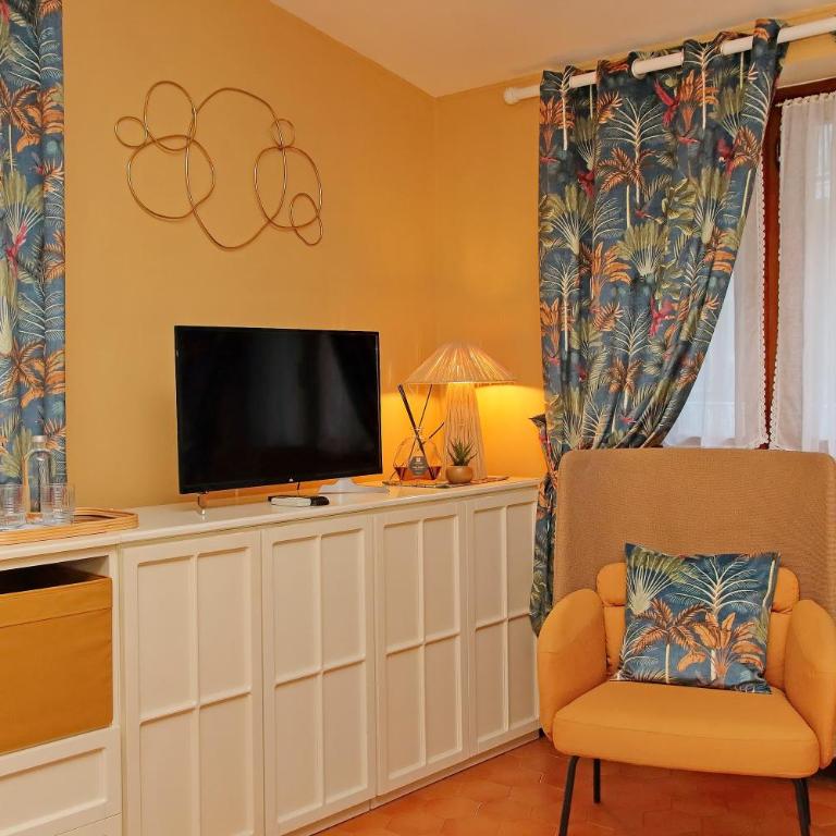 Villa Gisi Guest House - Deluxe Double Room with Balcony - 10